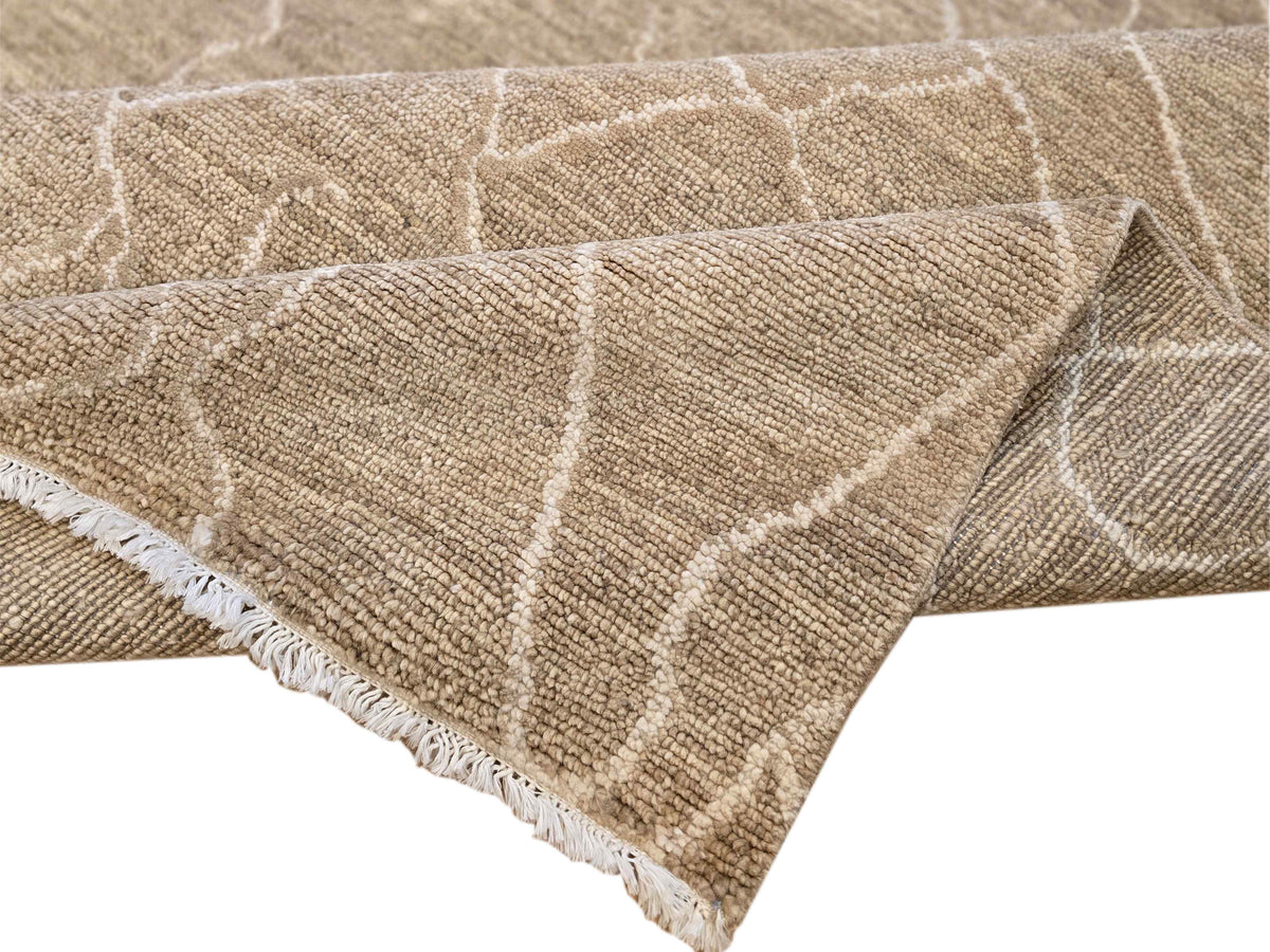 Beige rug corner with short fringe trim and crackle pattern