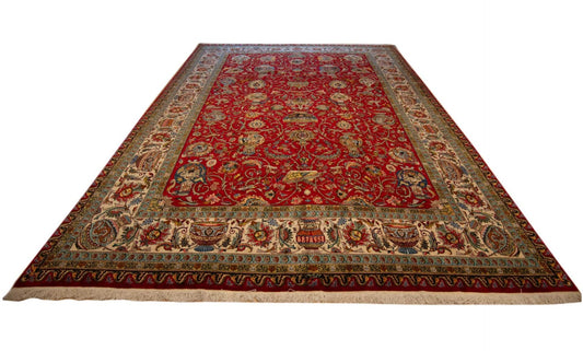 Rectangular red Tabriz-style rug with central medallion and cream border, 467x345 cm.