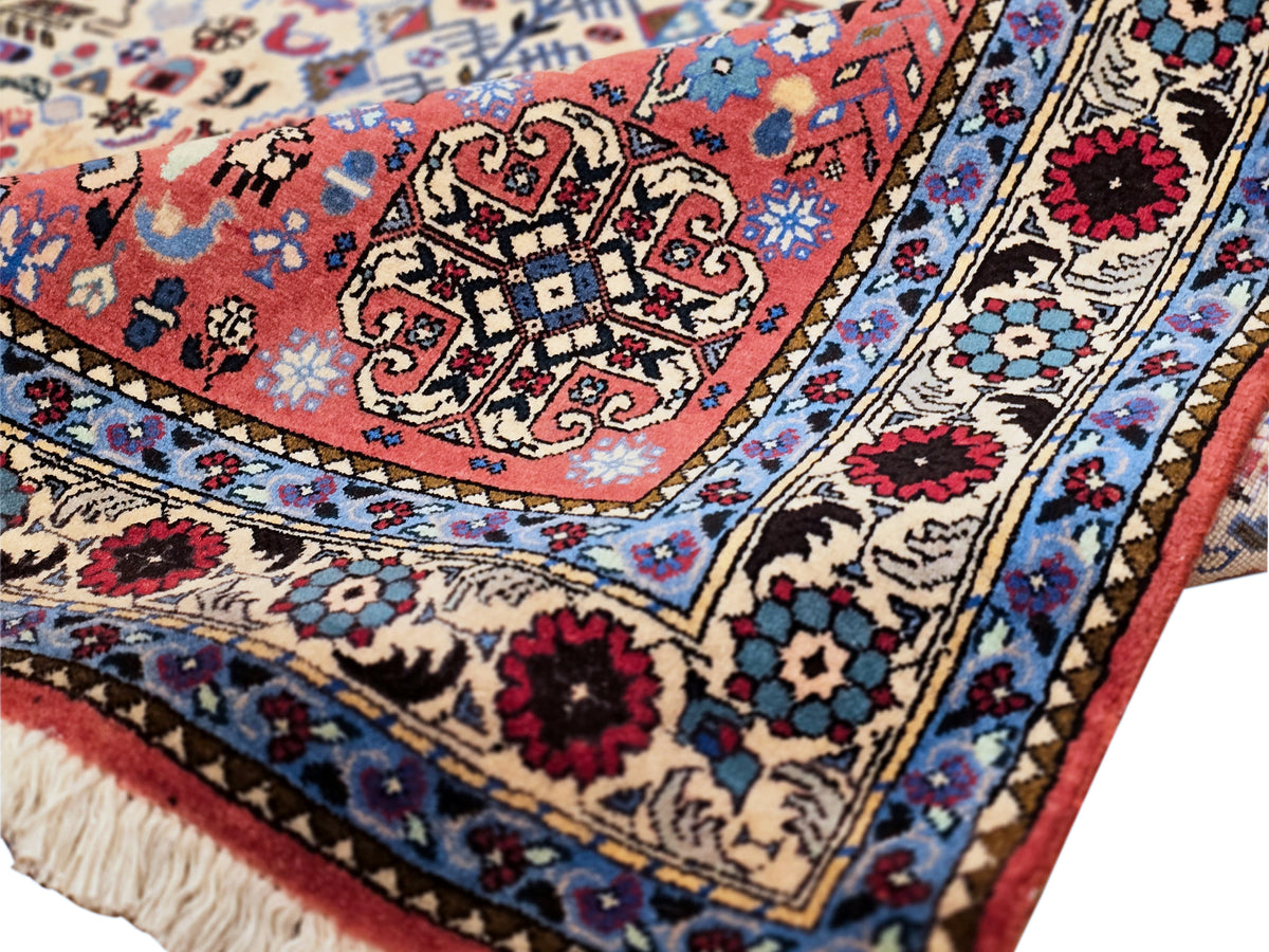200x300 cm rug corner with red medallions, blue borders, cream ground, fringed edge